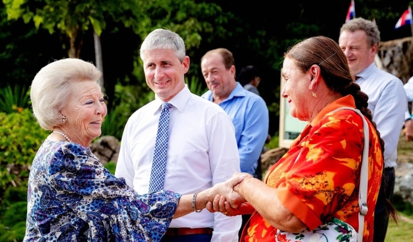 2019-12-12 21:22:40 SABA - Prinses Beatrix neemt afscheid van de eilandbewoners na een bezoek aan de Botanical Gardens. Het bezoek van de prinses aan Saba en Sint Eustatius staat in het teken van natuurbehoud en sociaal-maatschappelijke cooperaties. ANP R ( beeld anp)
