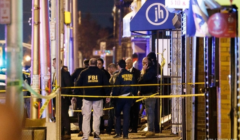 2019-12-10 18:10:09 epa08061354 Police secure and investigate the scene of a multiple shooting in Jersey City, New Jersey, USA, 10 December 2019. Six people were killed, including the two shooters and a police officer, earlier on the same day when two men ( beeld anp)