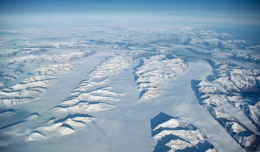 2019-10-08 00:00:00 epa07909820 The East Cost of Greenland, seen from an airplane over Thule Air Base, the United States Air Force's northernmost base, located 1,207 km (750 mi) north of the Arctic Circle, on the northwest coast of the island of Greenland ( beeld anp)
