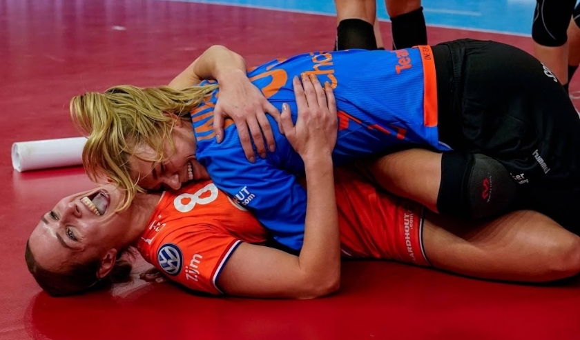 2019-12-13 18:58:49 KUMAMOTO - Vreugde bij de Nederlandse handbalster Lois Abbingh en Tess Wester na de gewonnen halve finale wedstrijd tegen Rusland op het WK handbal. ANP RONALD HOOGENDOORN ( beeld anp)