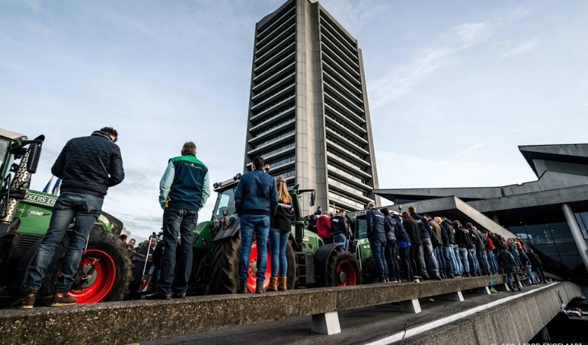 2019-10-25 17:11:57 DEN BOSCH - Boeren bezetten het bordes van het provinciehuis tijdens een demonstratie tegen de strenge stikstofregels. In de Provinciale Staten vindt een debat plaats over de landbouw. ANP ROB ENGELAAR ( beeld anp)