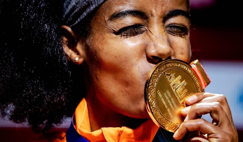 2019-10-05 21:34:32 DOHA - Sifan Hassan met de gouden medaille van de 1500 meter op de wereldkampioenschappen Atletiek. ANP ROBIN VAN LONKHUIJSEN ( beeld anp)