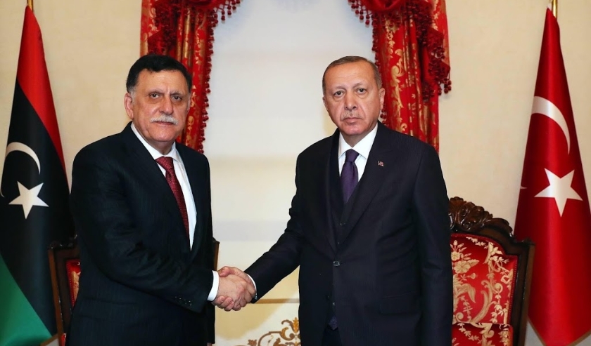 2019-12-15 17:44:44 epa08074038 A handout photo made available by Turkish President Press Office shows Turkish President Recep Tayyip Erdogan (R) shaking hands with Chairman of the Presidential Council of Libya Fayez al-Sarraj (L) during their meeting in ( beeld anp)