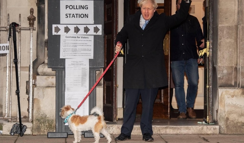 2019-12-12 09:19:44 epa08064410 British Prime Minister Boris Johnson arrives with his dog Dilyn at the Central Methodist Hall in London, Britain, 12 December 2019. Britons go to the polls on 12 December 2019 in a general election to vote for a new parliam ( beeld anp)