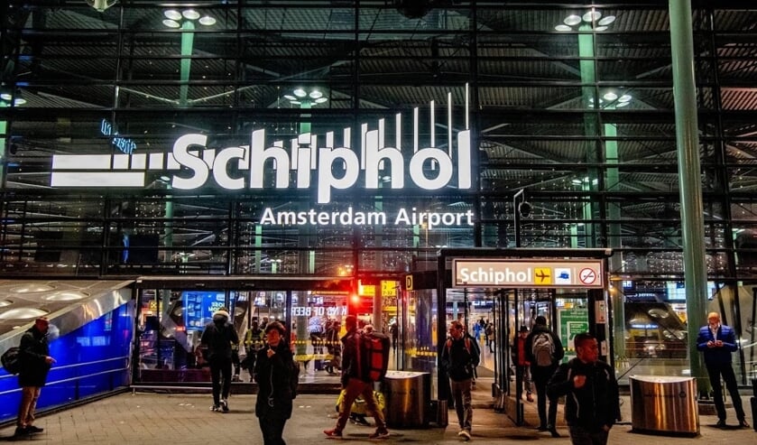 2019-11-06 22:10:39 BADHOEVEDORP - De Koninklijke Marechaussee onderzocht een vliegtuig met de bestemming Madrid. Het kapingsalarm bleek achteraf per ongeluk te zijn geactiveerd. ANP ROBIN UTRECHT ( beeld anp)