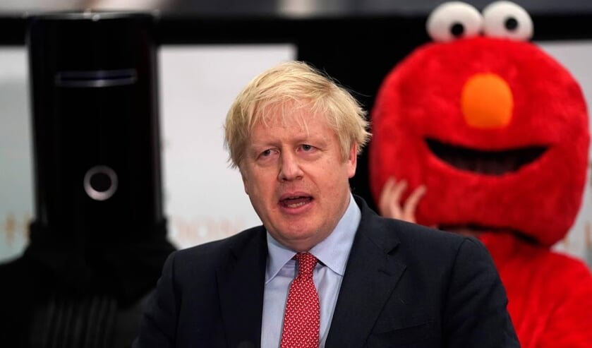 2019-12-13 23:44:25 epa08067528 British Prime Minister Boris Johnson arrives at the count result for Uxbridge and South Ruislip constituency at Brunel University during the general elections in London, Britain, 13 December 2019. Britons went to the polls ( beeld anp)