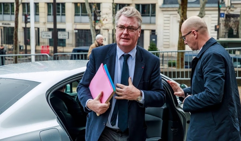 2019-12-11 09:41:14 epa08062481 French High Commissioner for Pension Reform Jean-Paul Delevoye (L) arrives to attend a meeting where French Prime Minister Philippe will unveil the details of a pension reform plan before the CESE (Economic, Social and Envi ( beeld anp)
