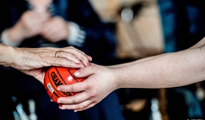 2018-04-04 10:45:07 ILLUSTRATIE - Een bejaarde vrouw aan het sporten in een verzorgingstehuis. ANP XTRA ROBIN UTRECHT ( beeld anp)