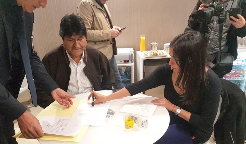 2019-12-12 17:17:49 epa08066043 A handout photo made available by secretary of the Argentine Workers' Centre (CTA) shows Bolivian former president Evo Morales (2L) during the signing of the document in which he formally requests refugee in Argentina, afte ( beeld anp)