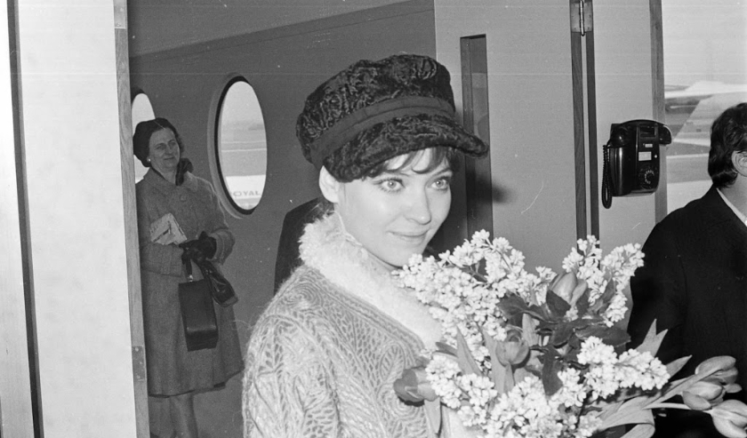 1968-02-08 00:00:00 SCHIPHOL: De filmster ANNA KARINA bij aankomst donderdagmiddag uit Parijs. Zij is naar Nederland gekomen voor de wereldpremiere van haar film 'Lief zijn voor Anna' op de Cinemanifestatie in Utrecht. ( beeld anp)