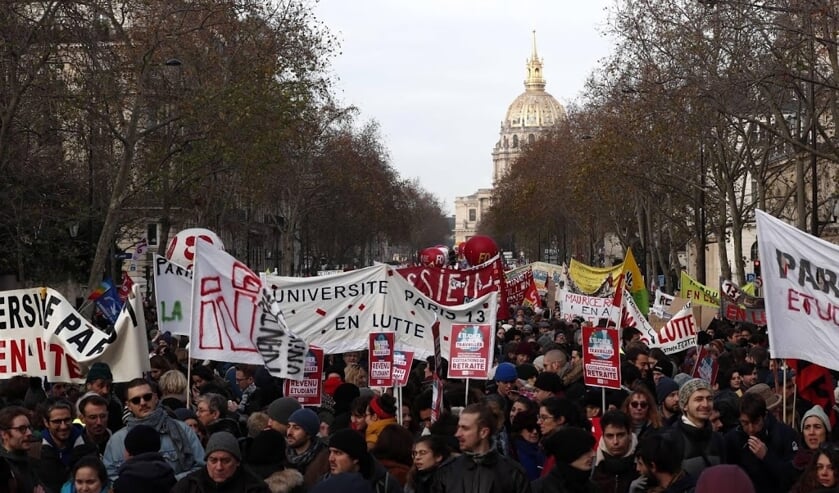 2019-12-10 15:05:31 epa08059865 Protesters participate in a demonstration against pension reforms near the Invalides in Paris, France, 10 December 2019. French unions representing railway and transport workers and many others in the public sector called f (beeld anp)