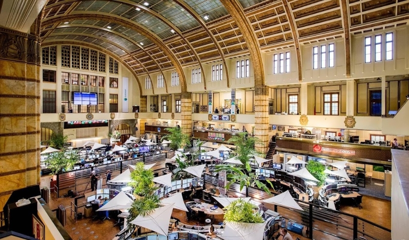 2016-06-24 09:07:24 AMSTERDAM - De Amsterdamse beurs, op de dag dat de Britten hebben gekozen voor een vertrek uit de Europese Unie. ANP KOEN VAN WEEL (beeld anp)