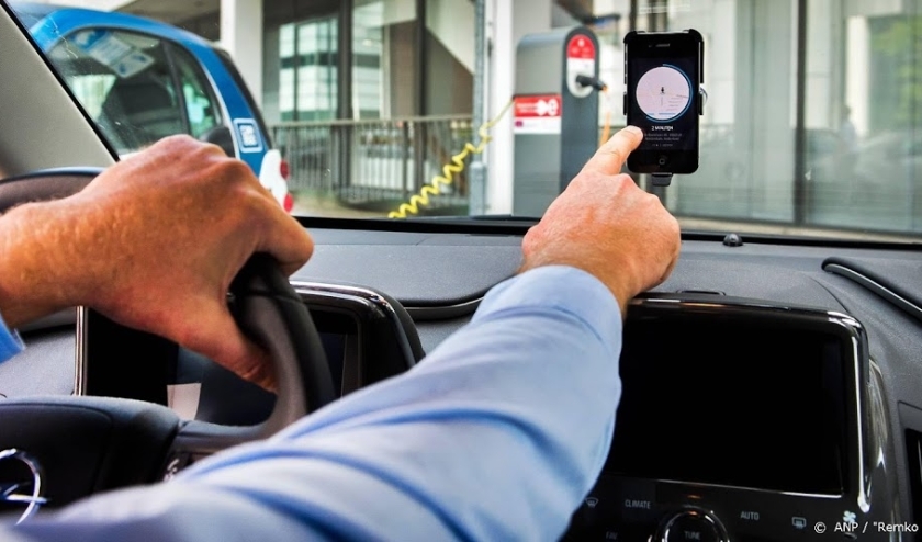2014-07-30 14:43:34 AMSTERDAM - Een chauffeur van Uber accepteert een aanvraag voor een rit van een klant. Amsterdammers kunnen met deze taxi-app meerijden met particuliere chauffeurs. Uber begint in de hoofdstad met twintig chauffeurs een proef met de ni ( beeld anp)