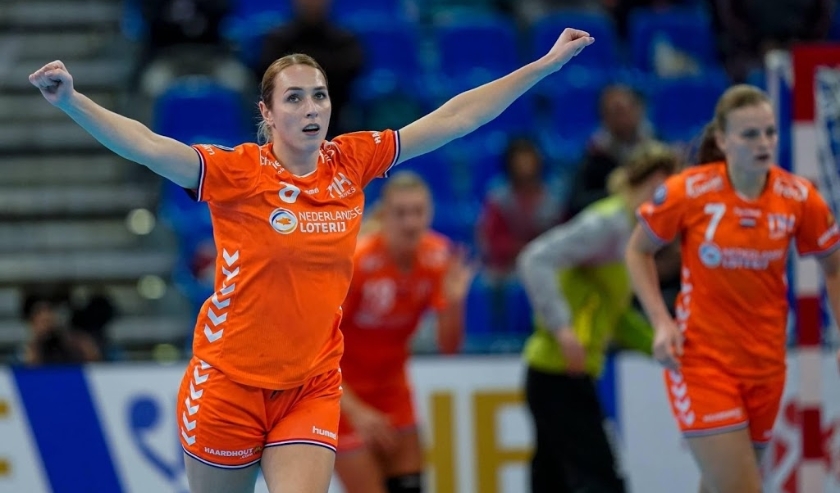 2019-12-13 18:33:22 KUMAMOTO - De Nederlandse handbalster Lois Abbingh zet Nederland weer op voorsprong tijdens de halve finale wedstrijd tegen Rusland op het WK handbal. ANP RONALD HOOGENDOORN ( beeld anp)