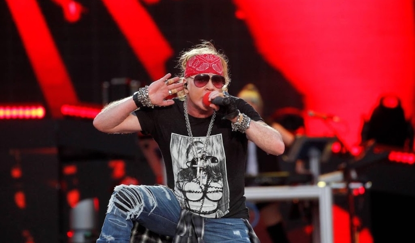 2018-06-29 20:40:19 epa06850750 Singer Axl Rose of US rock band Guns N' Roses performs during the Download Festival in Madrid, Spain, 29 June 2018. EPA/Victor Lerena EDITORIAL USE ONLY/NO SALES/NO ARCHIVES ( beeld anp)