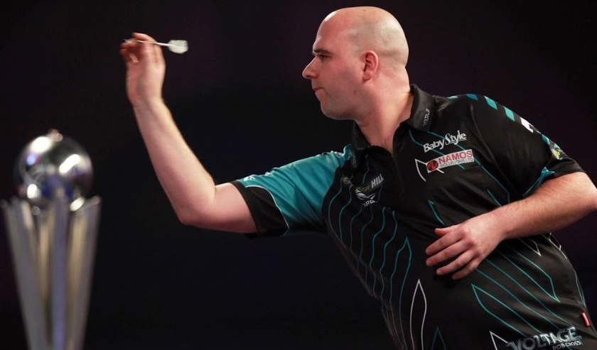 2018-01-01 21:26:11 epa06413075 Rob Cross of England in action against Phil Taylor of England (not seen) during their PDC World darts final match at the Alexander Palace in North London, Britain, 01 January 2018. EPA/SEAN DEMPSEY ( beeld anp)