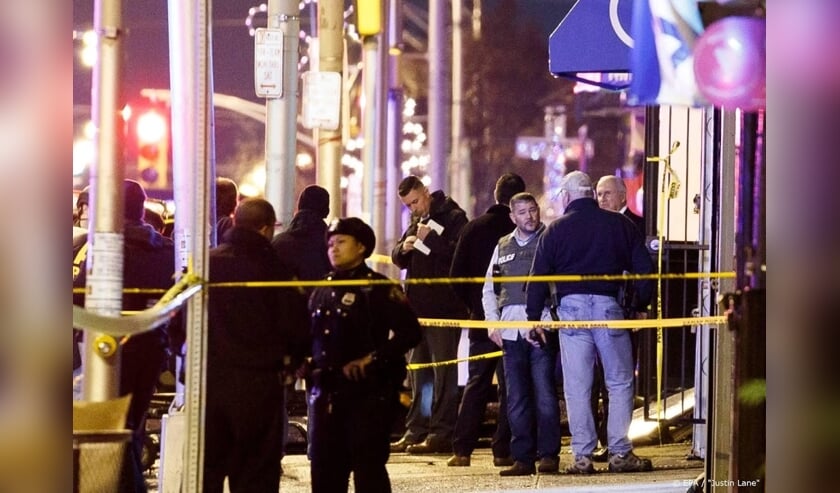 2019-12-10 18:10:09 epa08061357 Police secure and investigate the scene of a multiple shooting in Jersey City, New Jersey, USA, 10 December 2019. Six people were killed, including the two shooters and a police officer, earlier on the same day when two men ( beeld anp)