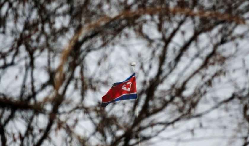 2018-03-27 09:33:02 epa06631432 The North Korean flag is seen flying at the North Korean embassy in Beijing, China, 27 March 2018. Foreign media reports that a high-ranking North Korean official may be visiting China ahead of Pyongyang's planned summits w ( beeld anp)