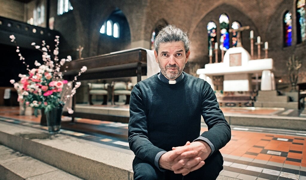 Pierre Valkering in de Vredeskerk. Hij moet voor de Kerst beslissen of hij zich terugtrekt. ( beeld Guus Dubbeldam)