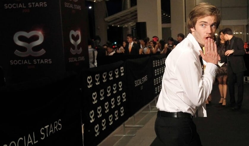 2013-05-23 20:00:00 epa05792213 (FILE) - Swedish Youtube star Felix Arvid Ulf Kjellberg also known as PewDiePie poses on the red carpet at the Inaugural Social Star Awards in Singapore, 23 May 2013 (reissued 14 February 2017). According to media reports o ( beeld anp)