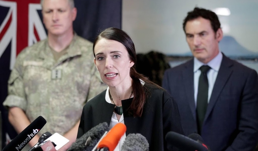2019-12-13 08:43:52 epa08067680 New Zealand Prime Minister Jacinda Ardern (C), flanked by New Zealand Army Colonel Ryan McKinstry (L) and Police Minister Stuart Nash (R), speaks during a media conference following a recovery operation to retrieve the rema ( beeld anp)