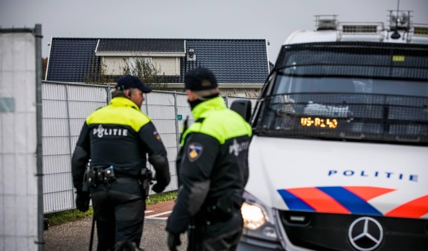 2019-11-21 09:12:46 LITH - De politie heeft een inval gedaan in een woonwagenkamp in het Noord-Brabantse Lith. De inval maakt deel uit van Operatie Alfa, een politieonderzoek naar een criminele familie in Oss. ANP ROLAND HEITINK ( beeld anp)