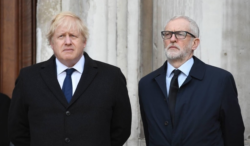 2019-12-02 12:07:23 epa08039207 Britain's Prime Minister Boris Johnson (L) and Labour party leader Jeremy Corbyn (R) take part in a vigil at the Guildhall to pay tribute to the victims of the London Bridge terror attack in London, Britain, 02 December 201 ( beeld anp)