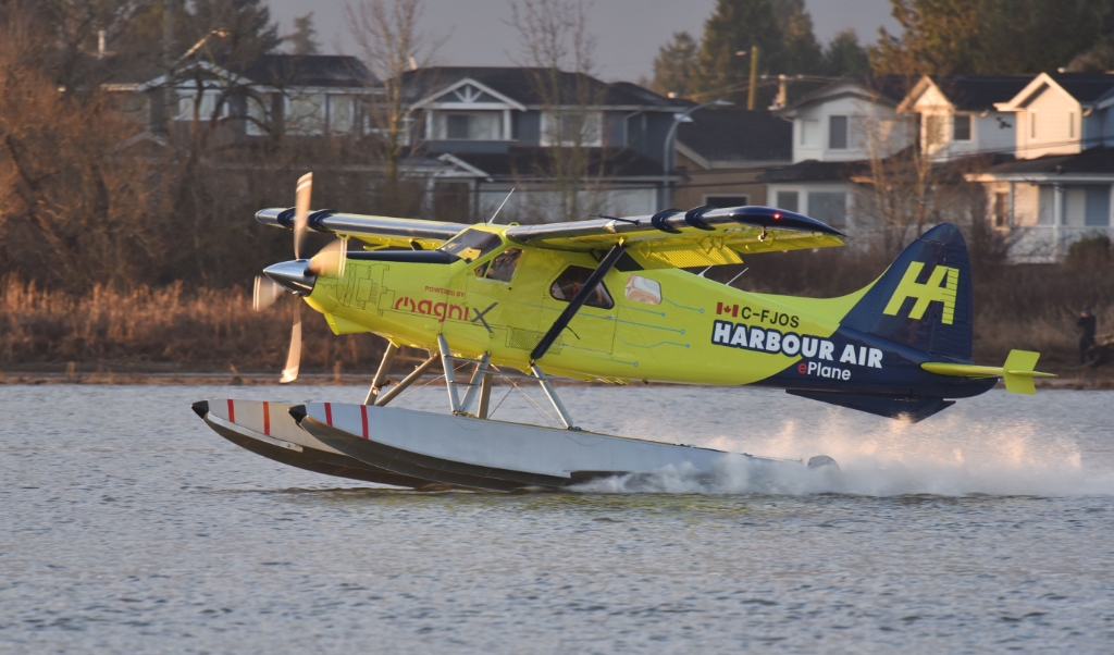 Harbour Air-piloot en chef Greg McDougall vliegt het allereerste elektrisch voortbewogen toestel, een 63 jaar oude de Havilland DHC-2 Beaver van Vancouver International Airport naar de Fraser River in Richmond, British Columbia, Canada. (beeld AFP)