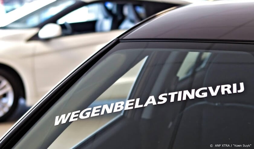 2012-05-04 00:00:00 VELSERBROEK - Bij een autodealer worden auto's aangeprezen die vrij zijn van BPM en wegenbelasting. De vrijstelling van zuinige auto's is onderdeel van het overheidsbeleid om meer te belasten op grond van de uitstoot van vervuilende st ( beeld anp)