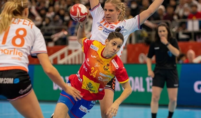 2019-12-15 20:51:18 epa08073078 Alicia Fernandez Fraga of Spain (C) in action during the IHF Women's World Championship final match between Spain and the Netherlands in Kumamoto, Japan, 15 December 2019. EPA/HIROSHI YAMAMURA ( beeld anp)
