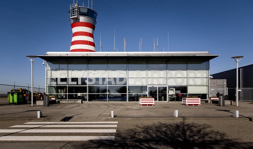 De verkeerstoren van Lelystad Airport. Het vliegveld wordt uitgebreid om plaats te bieden aan vluchten naar populaire vakantiegebieden. (beeld anp / Koen van Weel)