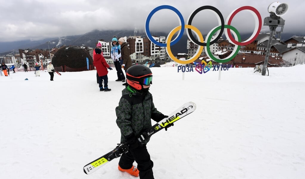 <p>De olympische ringen in de bergen rond Sotsji herinneren aan de duurste Spelen ooit, in 2014.</p> (beeld afp / Kirill Kudryavtsev)