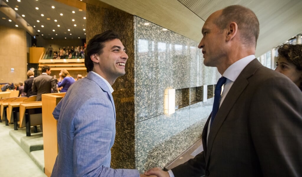 Fractievoorzitters Thierry Baudet (FVD) en Gert-Jan Segers (ChristenUnie) bij de ingang van de plenaire zaal in de Tweede Kamer. (beeld anp / Bart Maat)
