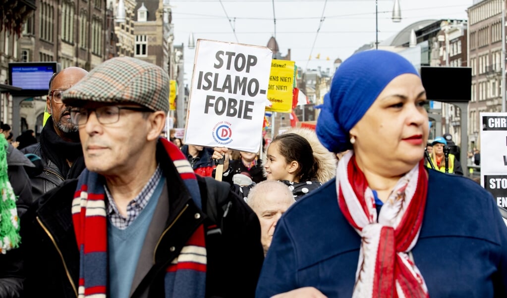 <p>In 2019 tijdens de jaarlijkse demonstratie tegen racisme werd er ook tegen islamofobie geprotesteerd.</p> (beeld anp / Niels Wenstedt)