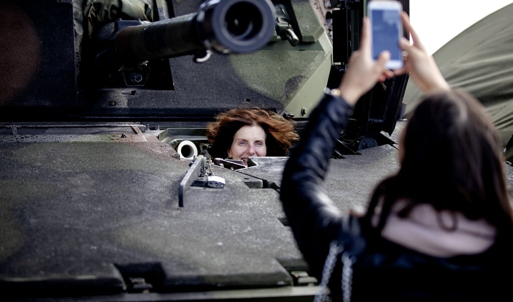 Defensie werft technisch personeel met partners uit het onderwijs en het bedrijfsleven. Belangstellenden maken kennis met de landmacht op het tech event DefLab in het Nationaal Militair Museum. ( beeld Robin van Lonkhuijsen)