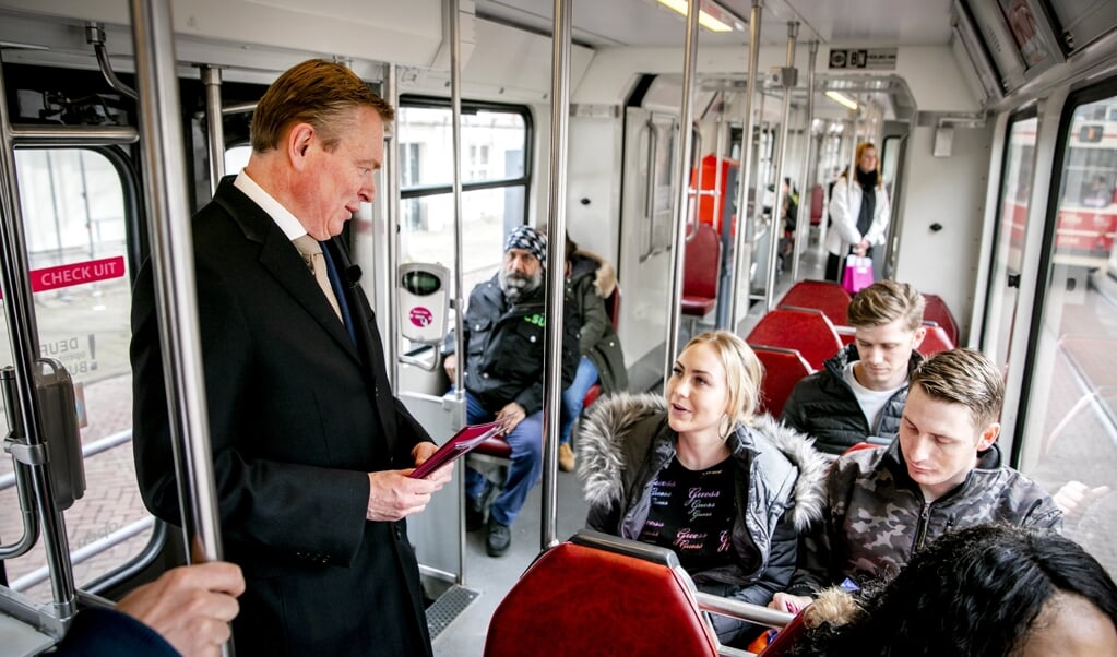 Voormalig minister Bruno Bruins van Volksgezopndheid deelde een jaar geleden in de tram folders uit om de nieuwe donorwet onder de aandacht te brengen. (beeld anp / Remko de Waal)