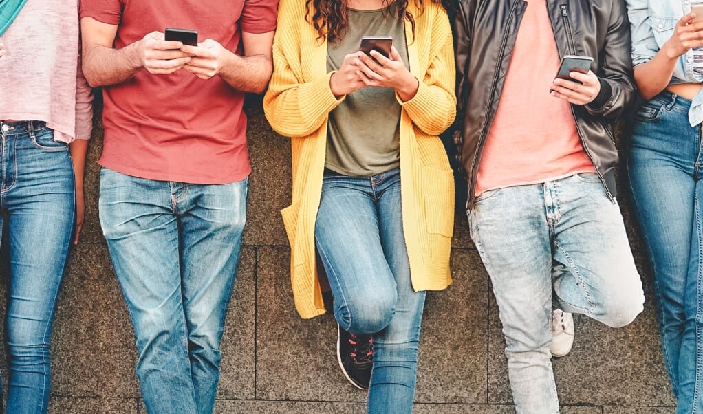 Jongeren delen alles op sociale media met hun vrienden, laat ze dus ook gerust de activiteiten met de kerk delen. (beeld istock en nd)