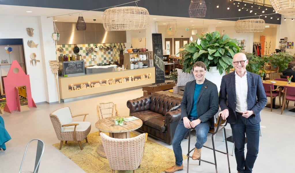 <p>Koos Tamminga en Joost Smit (voor coronatijd) in Hart van Vathorst. 'Hier delen mensen hun dak en leven.'</p> (beeld Niek Stam)
