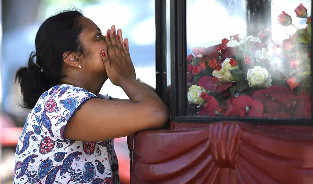 <p>Meer dan ooit hebben mensen behoefte aan perspectief en aan hoop. Bidden is daartoe het belangrijkste om te doen.</p> (beeld afp / Jewel Samad)