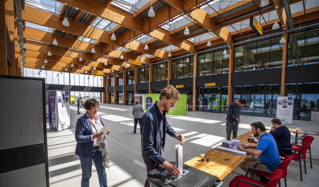 Een nieuwe terminal van vliegveld Lelystad staat er al. Bij de Europese verkiezingen in mei vorig jaar was het een stembureau. (beeld anp / Jeroen Jumelet)