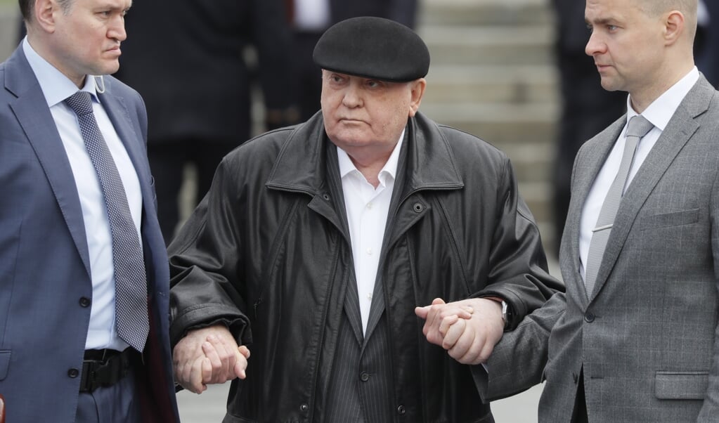 De vroegere president van de Sovjet-Unie Michail Gorbatsjov wordt ondersteund als hij naar de viering van de bevrijding gaat in Moskou. (beeld epa / Joeri Kotsjetkov)