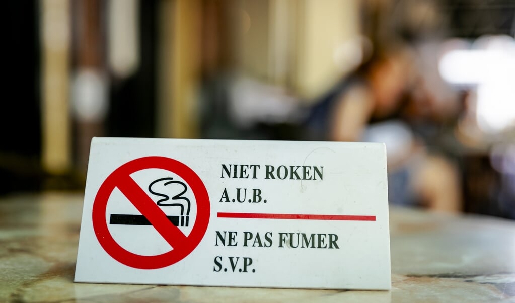 Een bordje verzoekt mensen niet te roken, op het gedeeltelijk rookvrije terras van cafe Kobus Kuch. (beeld anp / Robin van Lonkhuijsen)