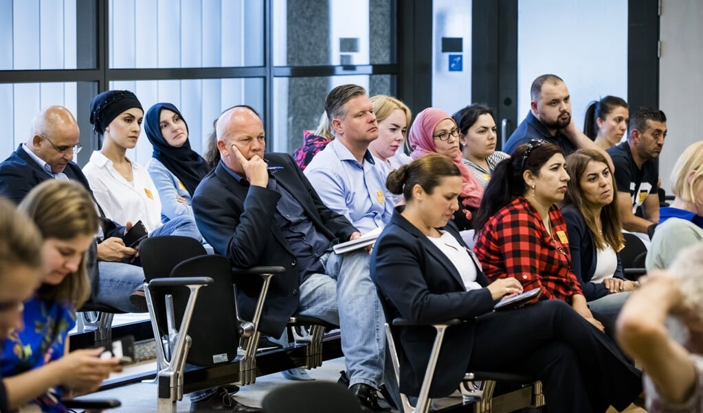 Gedupeerden luisteren mee bij een Kamerdebat over de toeslagenaffaire. Mensen worden vermalen in een onoverzichtelijke kluwen van uitkeringen, toeslagen, kortingen en heffingen. (beeld anp / Bart Maat)