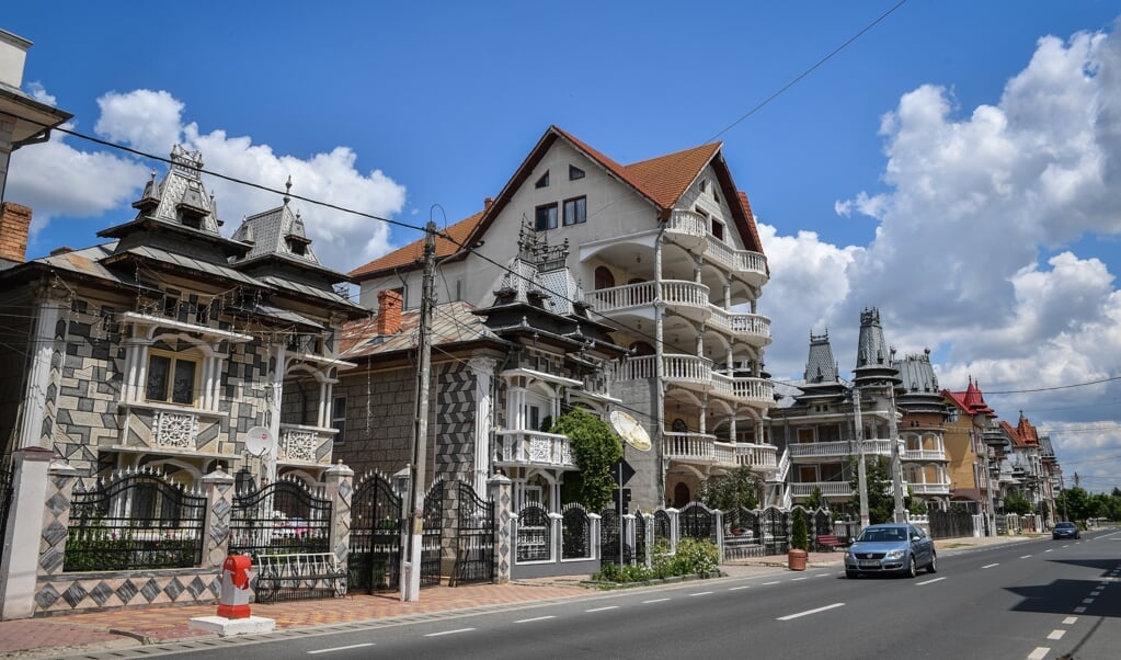 <p>In Buzescu staan veel villa's die gebouwd zijn van geld dat is verdiend met criminele activiteiten.</p> (beeld Daniel Mihailescu / afp)