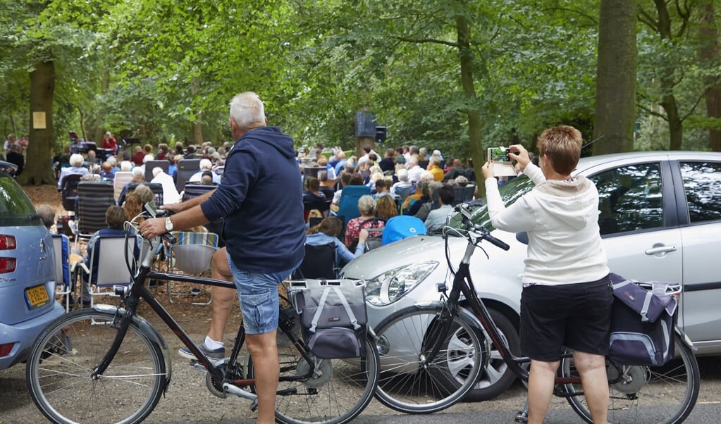 Een Trekkersdienst bij Staverden, zomer vorig jaar. Dit jaar zijn de Trekkers-diensten afgelast, maar kerken overwegen juist openluchtdiensten. (beeld Jaco Klamer)