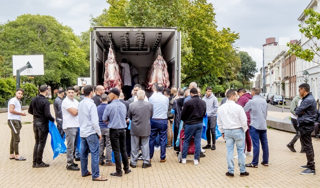 Moslims halen door hun besteld vlees af voor het Offerfeest van vorig jaar, toen er nog geen coronaregels golden. (beeld anp / Niels Wenstedt)