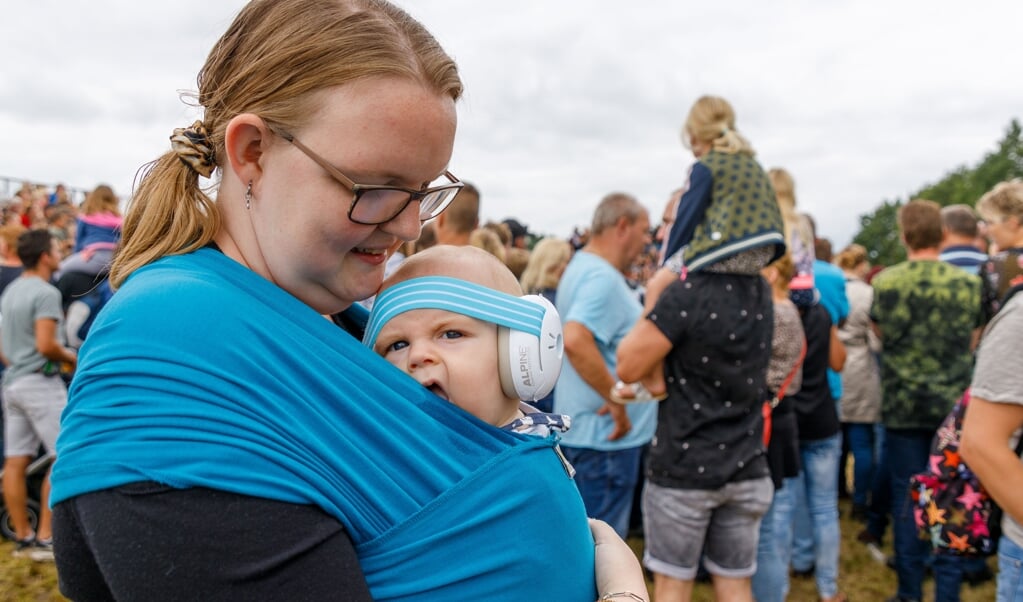 Ouders houden hun baby – als het goed is – niet voor niets zo vaak vast. (beeld anp / Wilbert Bijzitter)