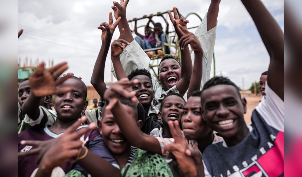 Moslimjongeren in Omdurman, de ‘tweelinghoofdstad’ van Sudan, vieren het offerfeest, in augustus vorig jaar. (beeld afp / Jean Marc Mojon)