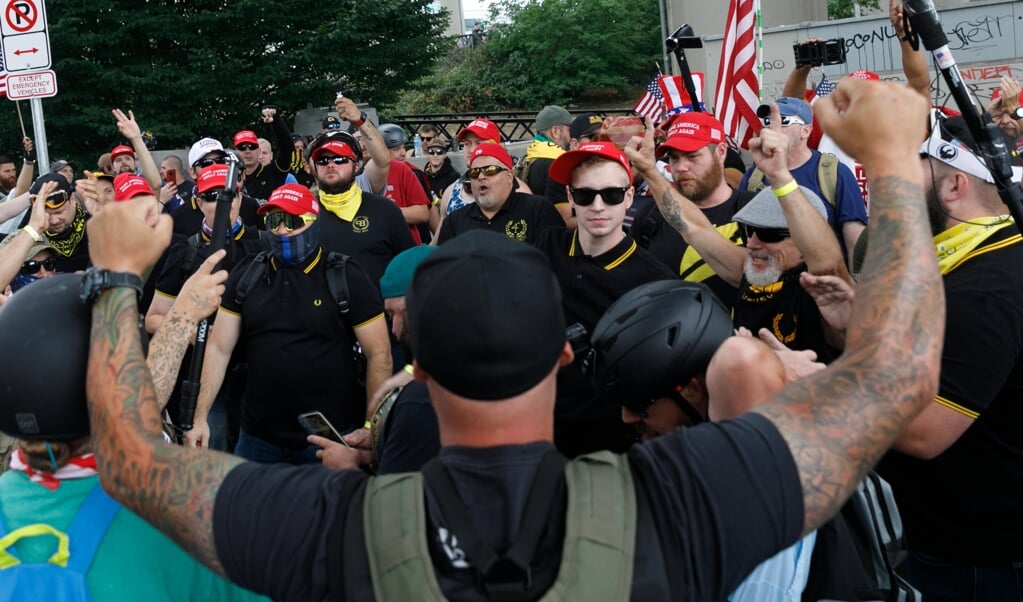 Honderden leden van extreemrechtse groepen staan in Portland tegenover Antifa-tegendemonstranten in een mars tegen 'binnenlands terrorisme'. Beide groeperingen zouden betrokken zijn bij de gewelddadige protesten van nu.
(beeld afp / John Rudolf)