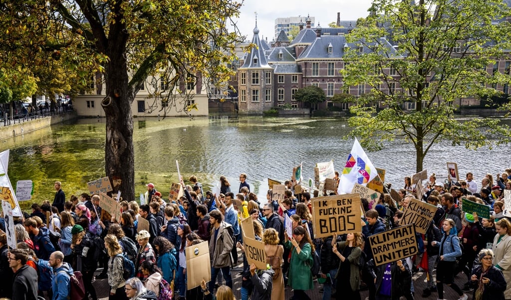 Een klimaatmars afgelopen najaar in Den Haag. 'We moeten de barricaden op om van de politiek ambitieuze en alomvattende klimaatplannen te eisen', vindt Jaap Tielbeke. (beeld anp / Sem van der Wal)